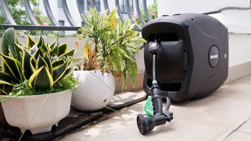 Bộ cuộn tưới Holman cao cấp dành cho vườn ban công, sân thượng