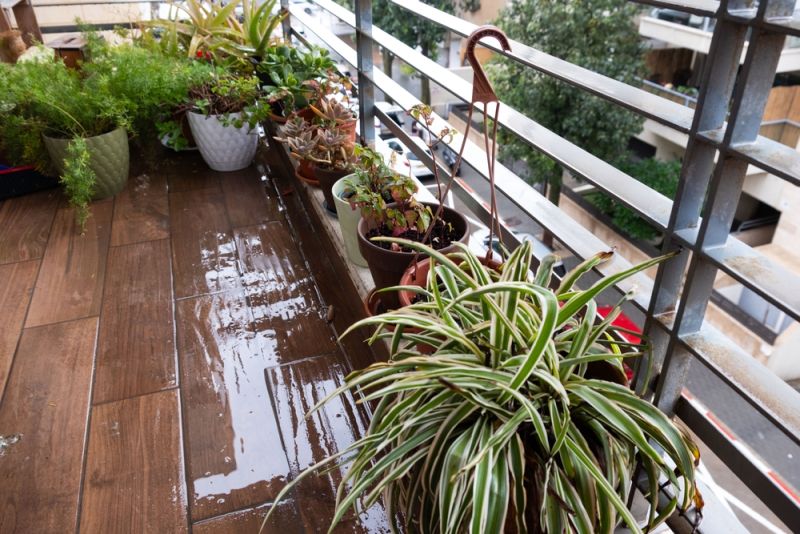 Nước dễ bắn tung tóe ra sàn gây mất thẩm mỹ