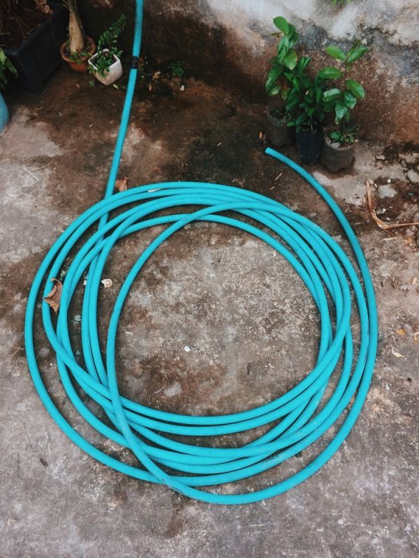 Vì sao ống tưới cây để ngoài trời nhanh hỏng? Giải pháp khắc phục triệt để